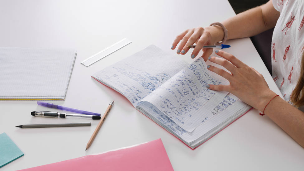 Estudiante escribiendo en un cuaderno