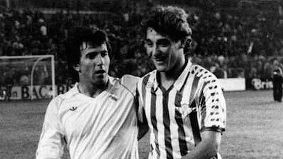 Juanito y Poli Rincón, durante un partido entre el Real Madrid y el Real Betis