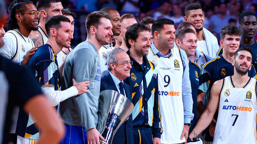 Luka Doncic se hace una foto de familia en su visita a Madrid con Dallas Mavericks. CORDONPRESS