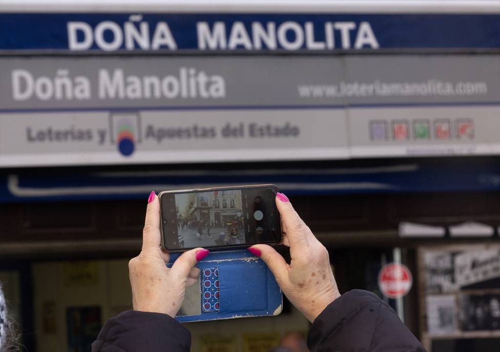 Una persona hace una foto a Doña Manolita