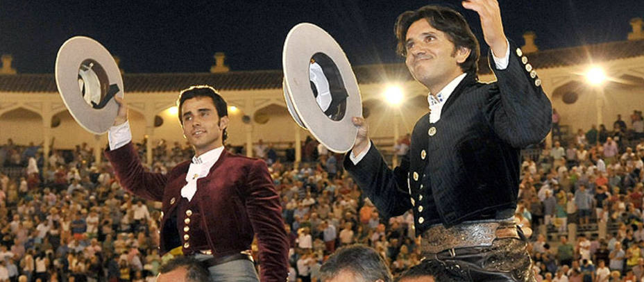 Juan Manuel Munera y Diego Ventura en su salida a hombros este domingo de la plaza de toros de Albacete. EFE