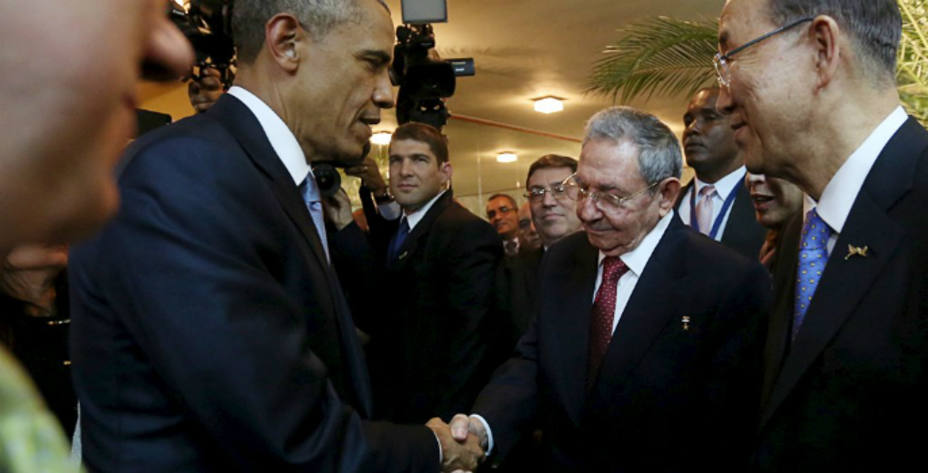 Obama y Castro estrechan sus manos antes del inicio de la cumbre. REUTERS