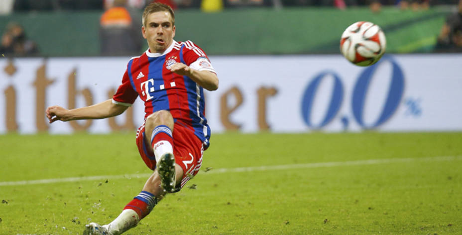 Lahm se resbala en el primer penalti del Bayern. REUTERS