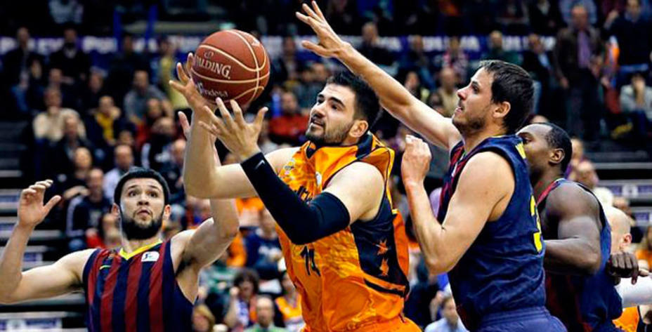 Victoria del Valencia Basket en el Palau Blaugrana. EFE