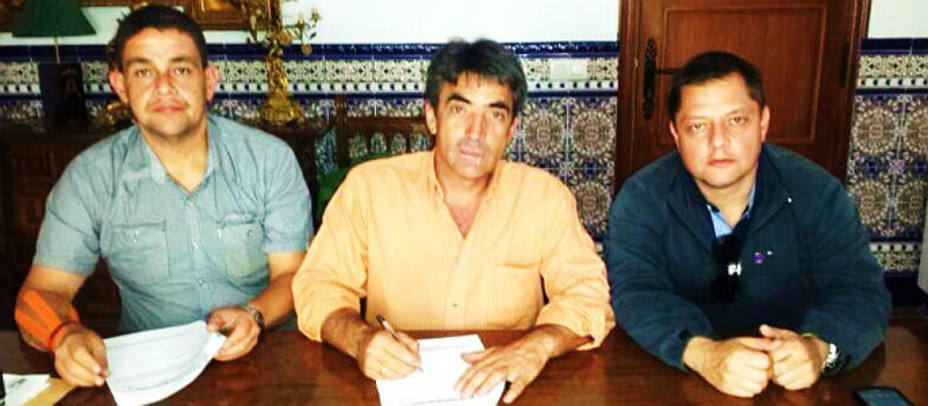 Victorino Martín en la firma del contrato para lidiar dos corridas en ruedos venezolanos. VICTORINOMARTIN.COM