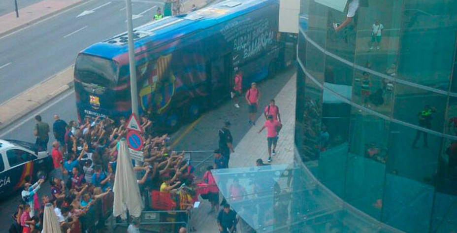 El Barcelona fue recibido por una multitud a su llegada a Villarreal.