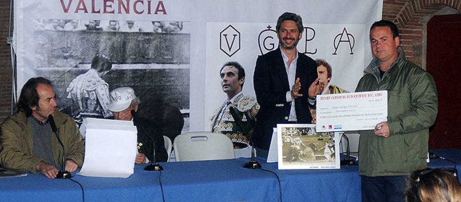 Isidro Prieto entregando el premio a Rullot. TOROSVALENCIA.COM