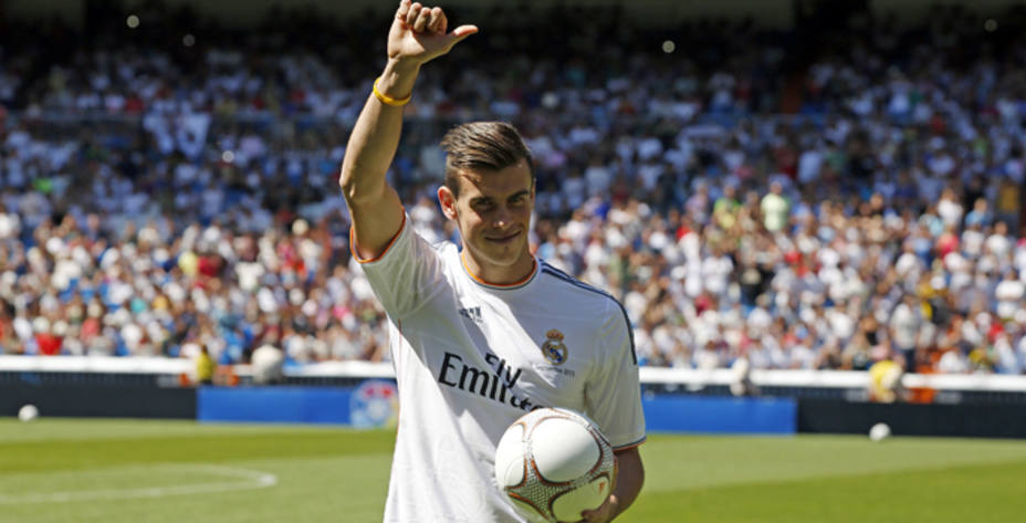 Bale saluda desde el césped de su nuevo estadio