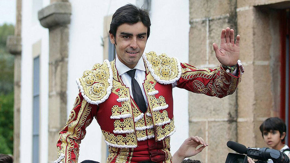 Miguel Ángel Perera en su salida a hombros este domingo en el cierre de la Feria de Cáceres
