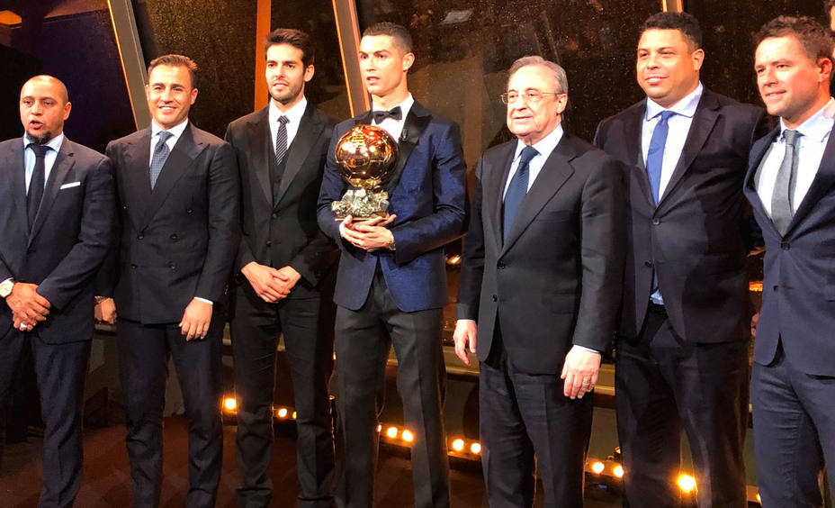 Cristiano Ronaldo posa con otras leyendas del fútbol (FOTO: France Football)