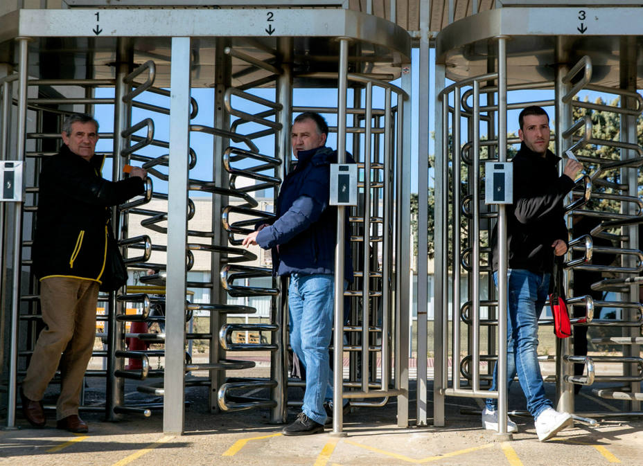 Trabajadores de Opel España salen de la factoría de Figueruelas (Zaragoza). EFE