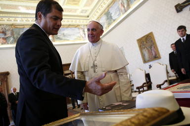 El Papa Francisco, intercambia regalos con el presidente de Ecuador, Rafael Correa. EFE