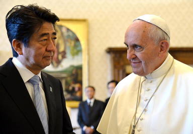 El Papa recibe en audiencia al primer ministro japonés Shinzo Abe. EFE