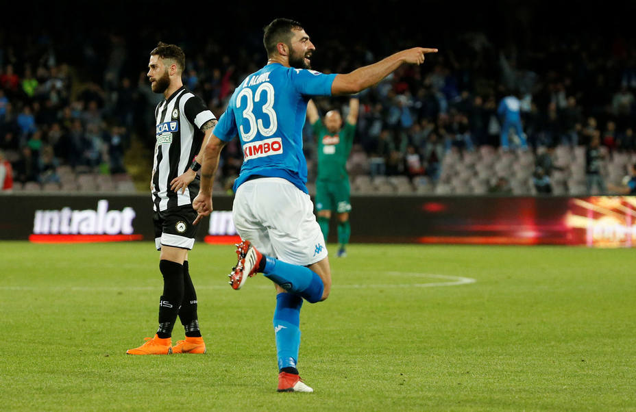 Albiol celebra uno de los goles del Nápoles (Reuters)