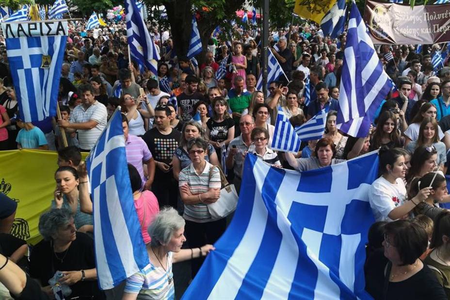 Manifestantes sostienen banderas griegas y gritan consignas durante una protesta en contra de una solución que incluya el término Macedonia para la disputa sobre el nombre de la Antigua República Yugoslava de Macedonia