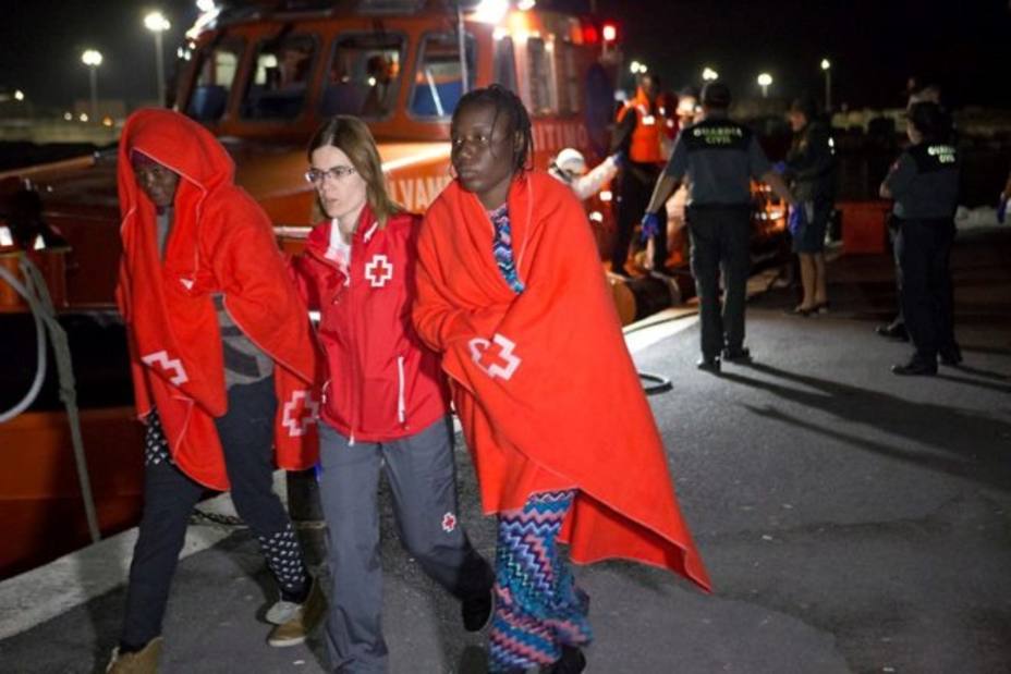 Trasladan a Motril a 159 inmigrantes rescatados en tres pateras en Alborán