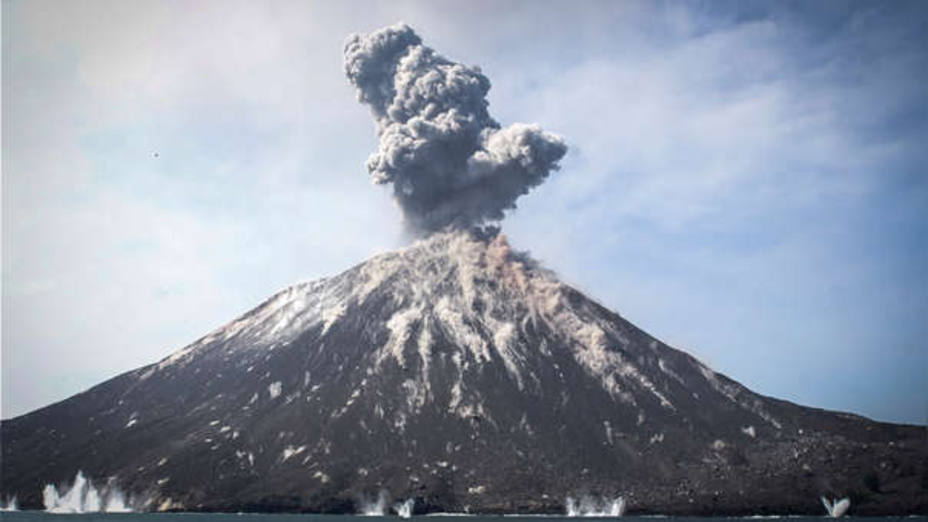 Indonesia eleva la alerta en el volcán Anak Krakatau y no descarta otro tsunami