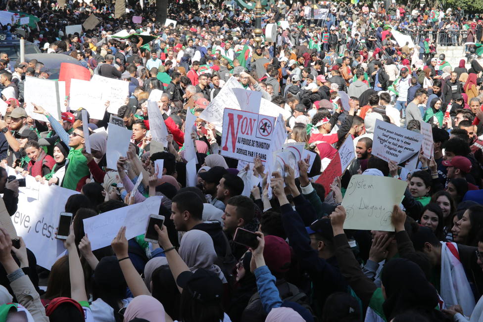 Miles de argelinos protestan contra el intento de Buteflika de seguir en el cargo