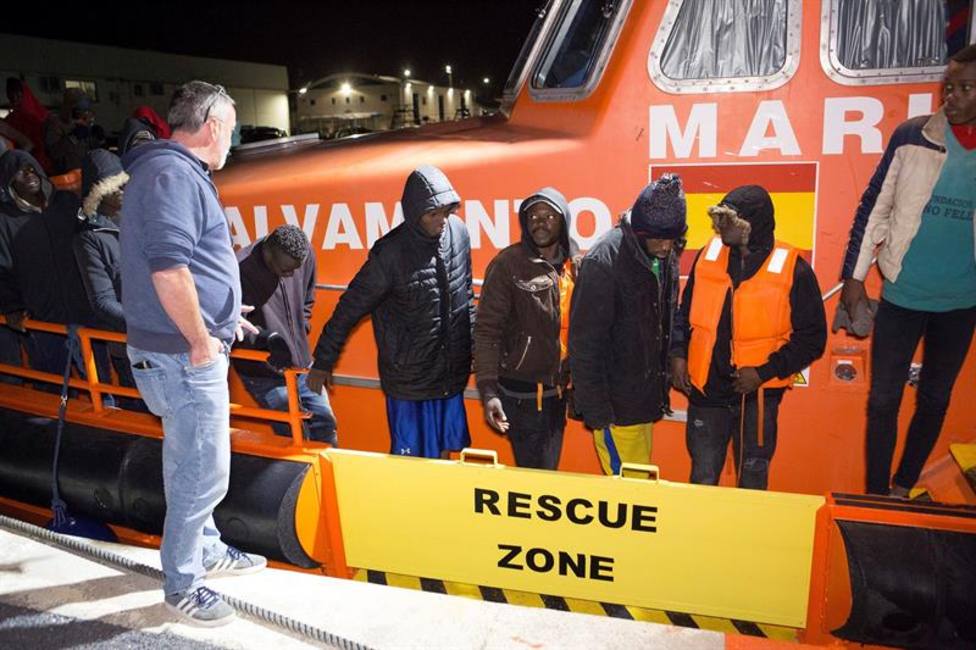 Rescatan a 54 subsaharianos de una patera localizada en el mar de Alborán