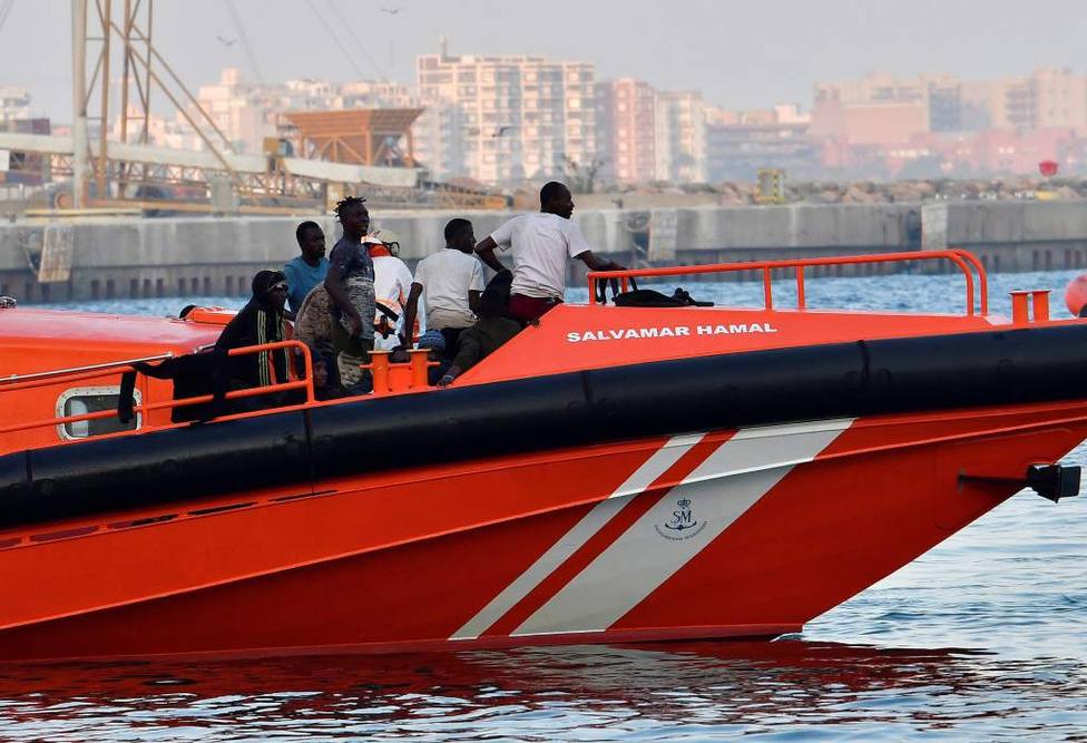 Rescatan a siete inmigrantes en una patera cerca de la costa de Ceuta