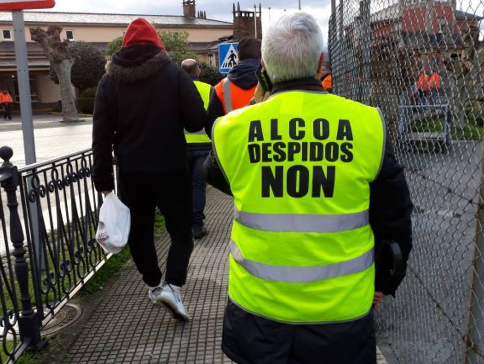 Chalecos que lucían los trabajadores de Alcoa en las manifestaciones contra los cierres de fábricas