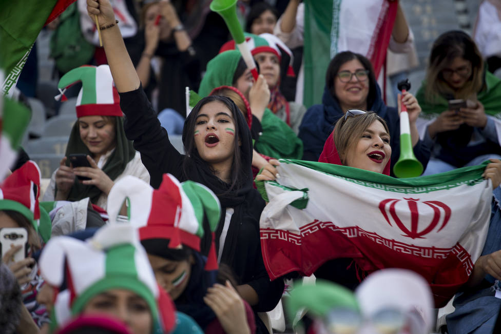 Las mujeres asisten por primera vez desde la Revolución a un partido de fútbol en Teherán (Irán)