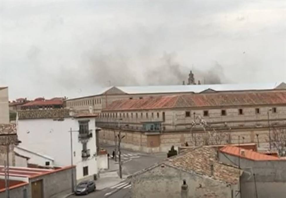 Coronavirus.- Protesta en la prisiÃ³n de OcaÃ±a (Toledo) con quema de contenedores de basura tras el desmayo de un interno