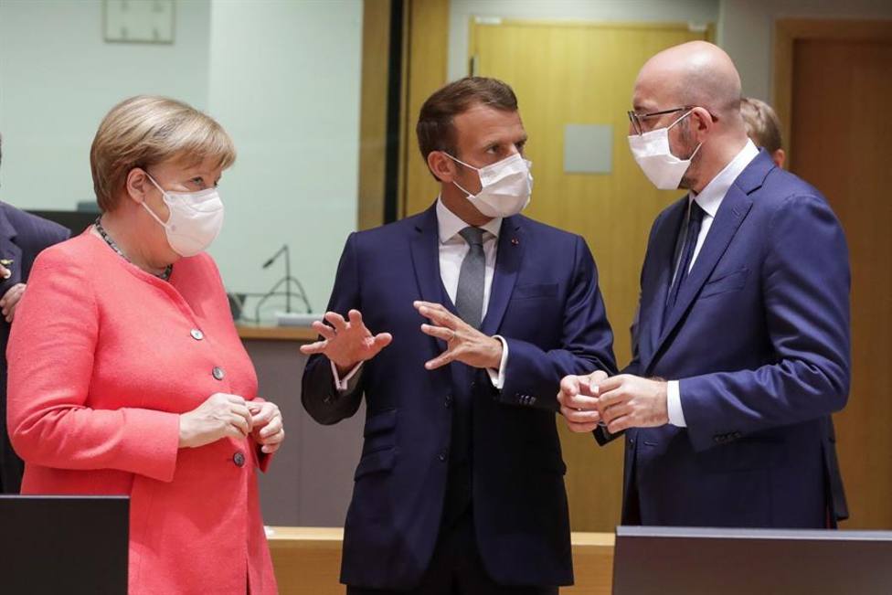 Angela Merkel junto a Enmanuel Macron y el presidente del Consejo europeo, Charles Michel
