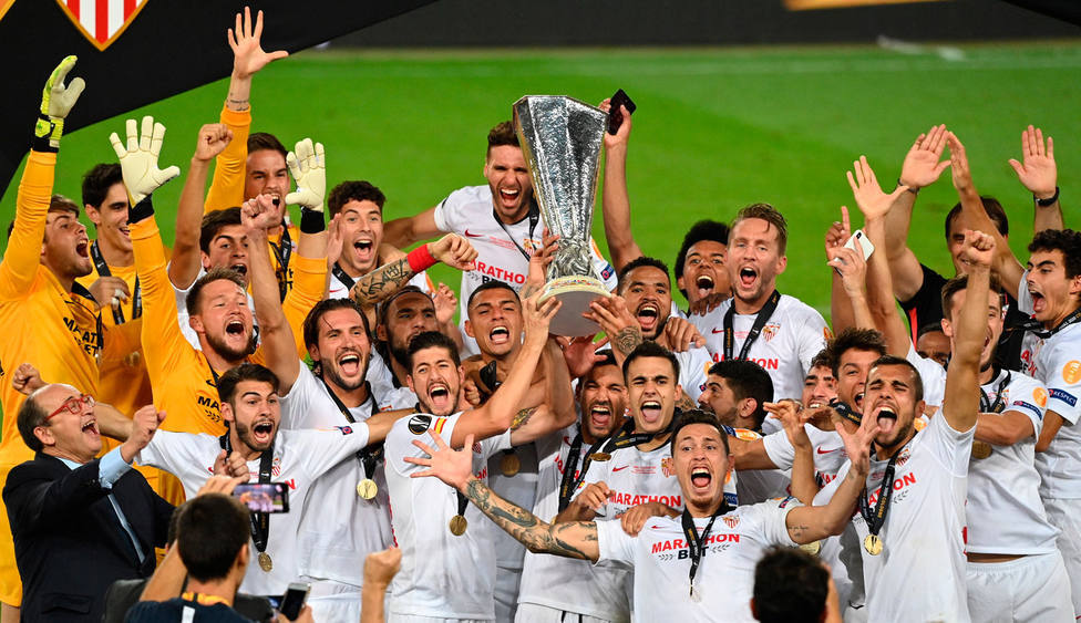 El Sevilla celebrando el título