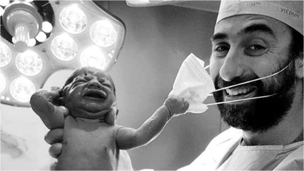 La imagen de un bebé arrancando la mascarilla a un médico que resume este 2020: Simbólico