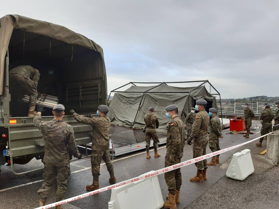 Militares descargan material en el Hospital de Cabueñes