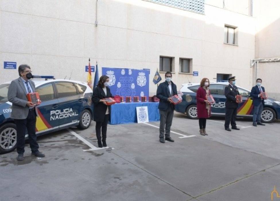 Ciudad Real es la primera provincia de España en dotar a los coches de la Policía Nacional con desfibrilador