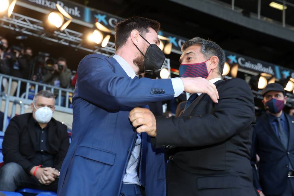 El saludo entre Joan Laporta y Leo Messi en la investidura del nuevo presidente del FC Barcelona