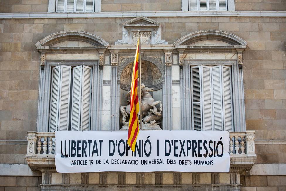 Pancarta en apoyo a los presos del 1-O en la fachada de la Generalitat