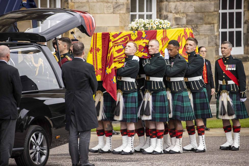 Los restos mortales de la Reina Isabel II reposan en Edimburgo