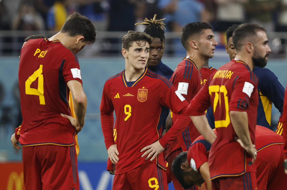 Los jugadores de la selección española se lamentan de la derrota ante Japón ( EFE)