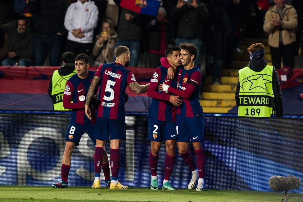 Varios jugadores del Barça celebran un gol