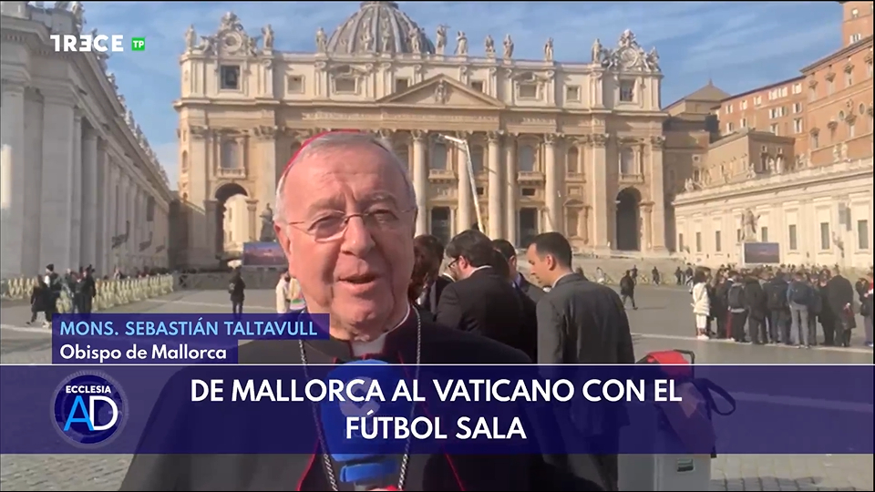 El obispo de Mallorca, Sebastián Taltavull, acompaña al Papa Futsal en la recepción del Papa