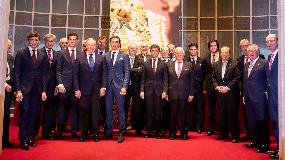 Foto de familia de los premiados por el Real Casino de Madrid
