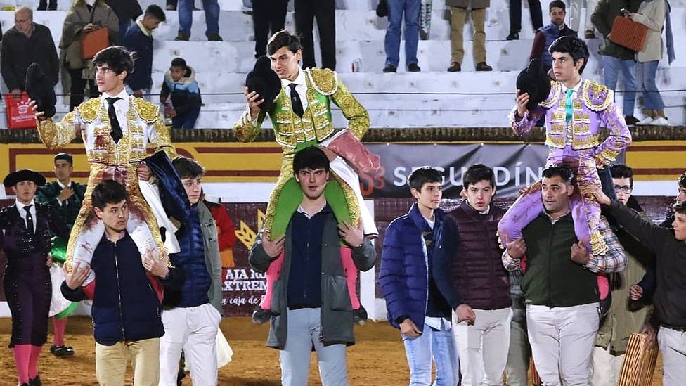 El Mella, Carlos Domínguez y Sergio Sánchez, en su salida a hombros este viernes en Olivenza