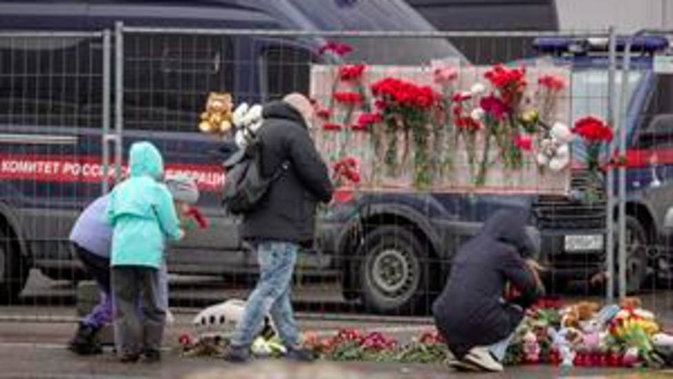 Flores para las víctimas del atentado de la sala Crocus City Hall de Moscú tras el atentado del ISIS
