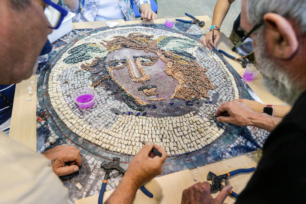 Los mayores de Mérida realiza una réplica del mosaico encontrado en la Huerta de Otero