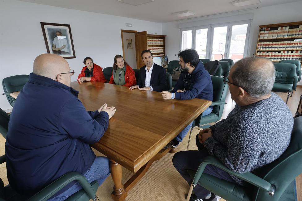 Villares con el alcalde de Mañón y profesionales del sector del mar - FOTO: Xunta