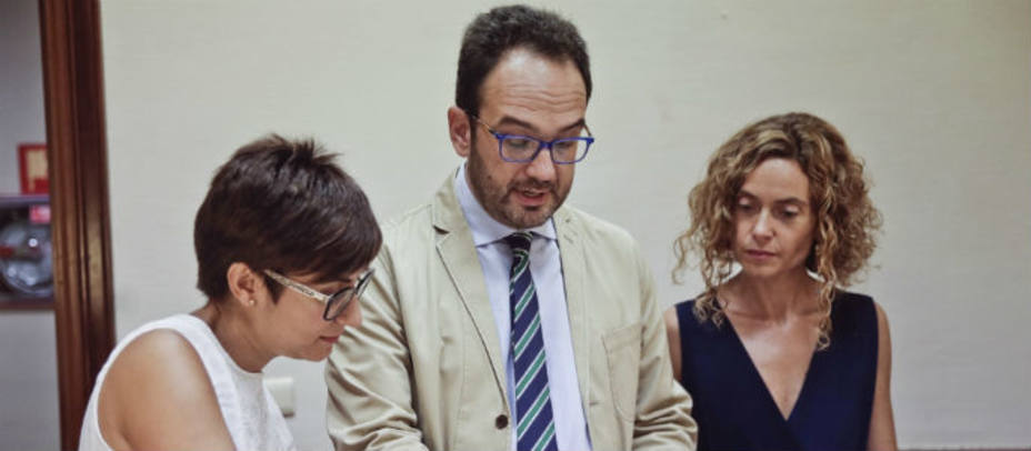 El portavoz del Grupo Socialista, Antonio Hernando, acompañado por las diputadas Meritxell Batet (d) e Isabel Rodríguez. EFE