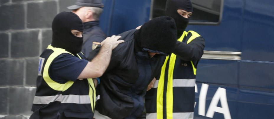 Agentes de la policía trasladan al presunto yihadista detenido este miércoles en San Sebastián, acusado de captar y radicalizar a nuevos terroristas. EFE