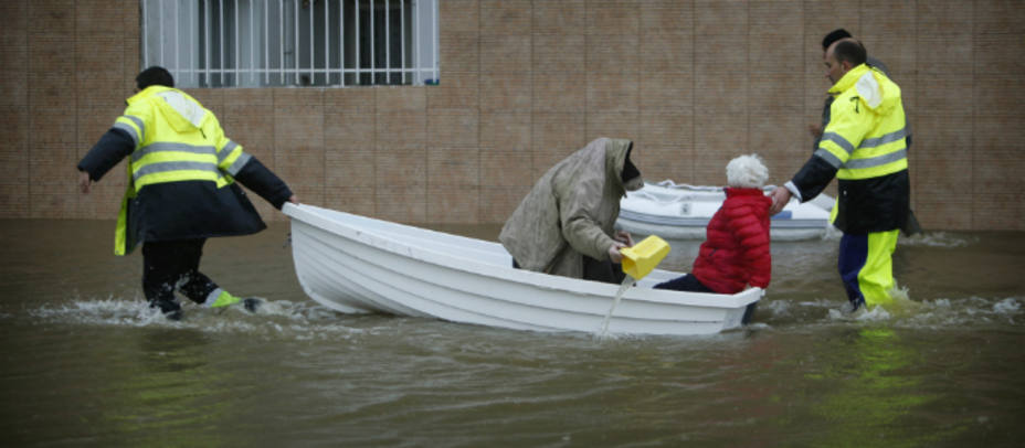 Dos personas rescatadas de las inundaciones en Sada, La Coruña. EFE
