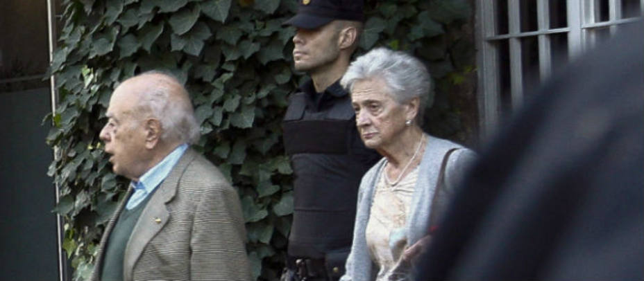 Jordi Pujol acompañado de su esposa, Marta Ferrusola salen de su domicilio. EFE