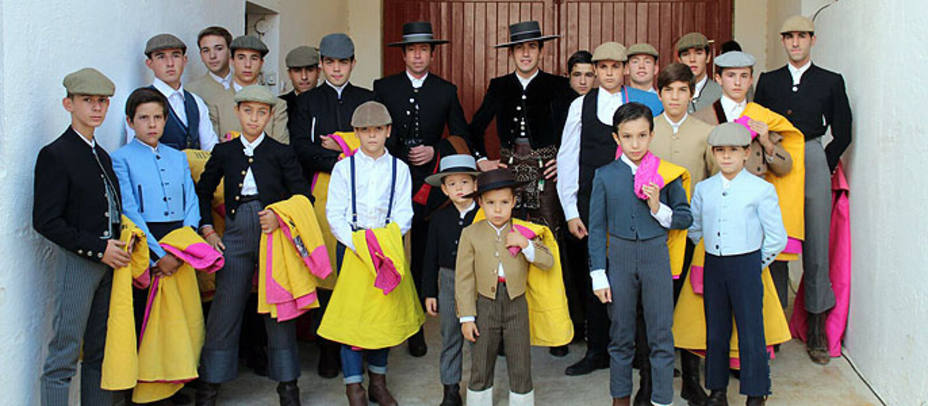 Imagen de los alumnos de la Escuela Cultural de Tauromaquia de Jaén que participaron en el tentadero. NINES ORTEGA