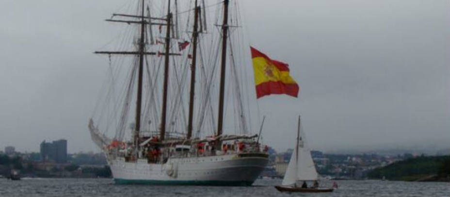 El Juan Sebastián de Elcano saliendo de Oslo. @Armada_esp