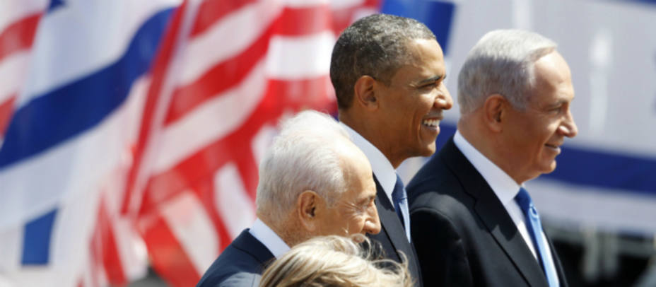 Barack Obama recibido por Simon Peres y Netanyahu a su llegada a Tel Aviv. REUTERS